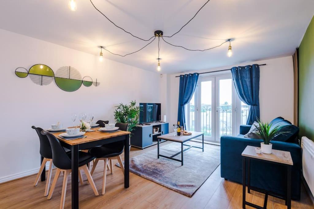 The Salford Luxe By Parydise - 2-bed City-view Gem - Business-ready, Leisure-friendly * Manchester