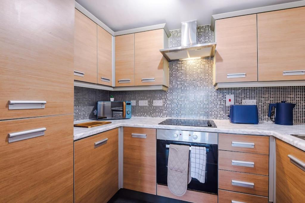 The Salford Luxe By Parydise - 2-bed City-view Gem - Business-ready, Leisure-friendly Apartment