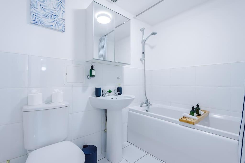 The Salford Luxe By Parydise - 2-bed City-view Gem - Business-ready, Leisure-friendly *
