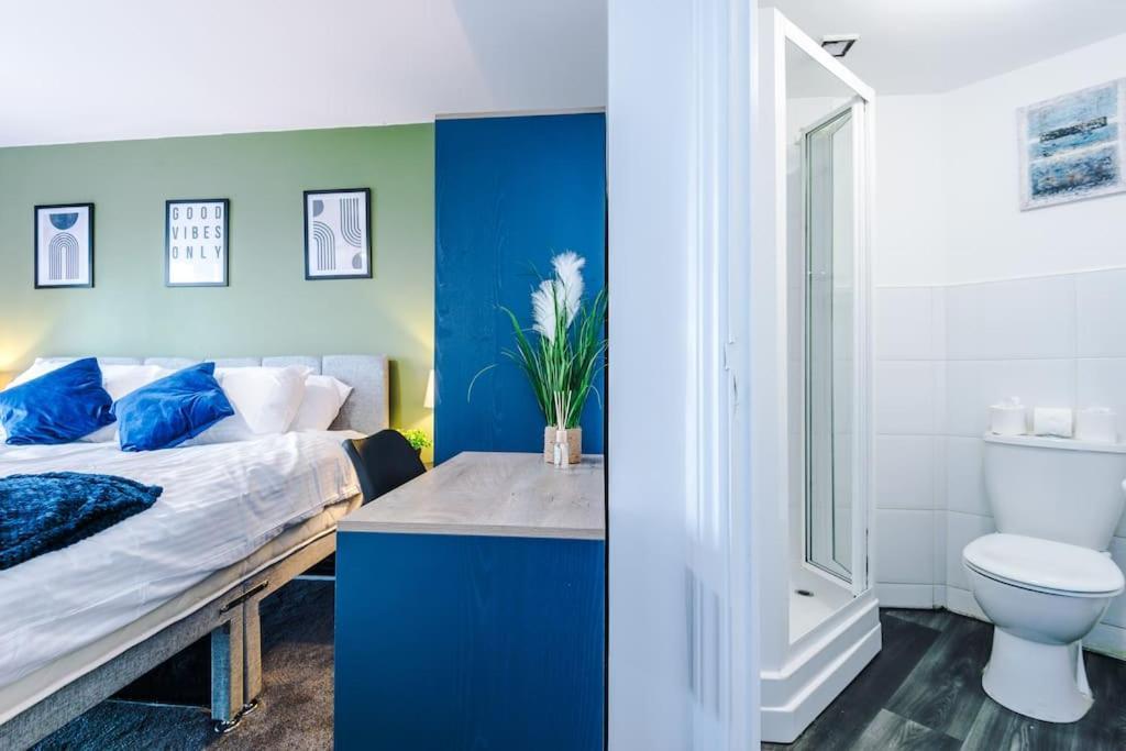 The Salford Luxe By Parydise - 2-bed City-view Gem - Business-ready, Leisure-friendly Apartment Manchester