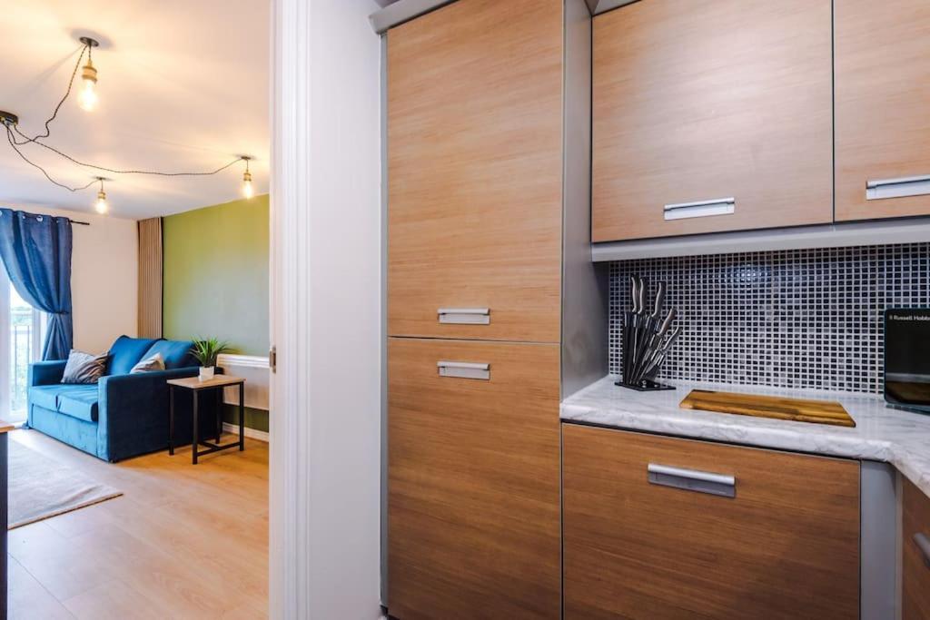 The Salford Luxe By Parydise - 2-bed City-view Gem - Business-ready, Leisure-friendly Apartment Manchester