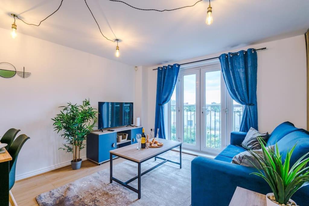 The Salford Luxe By Parydise - 2-bed City-view Gem - Business-ready, Leisure-friendly *