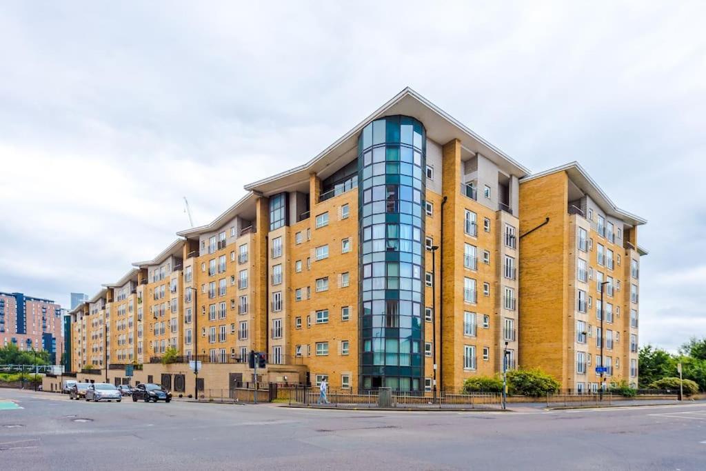 The Salford Luxe By Parydise - 2-bed City-view Gem - Business-ready, Leisure-friendly Manchester