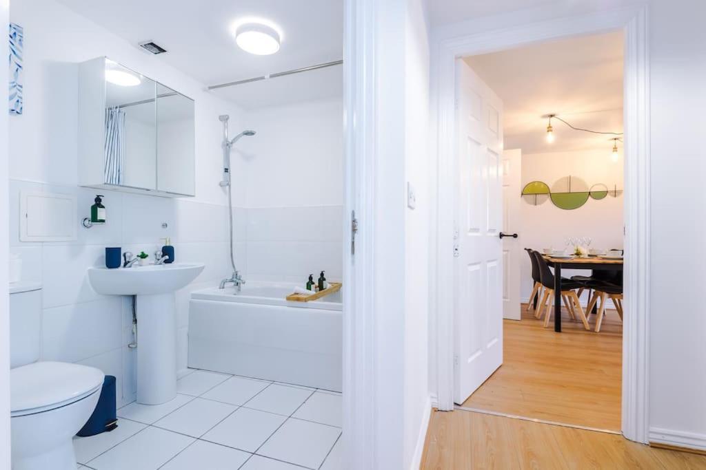 The Salford Luxe By Parydise - 2-bed City-view Gem - Business-ready, Leisure-friendly *